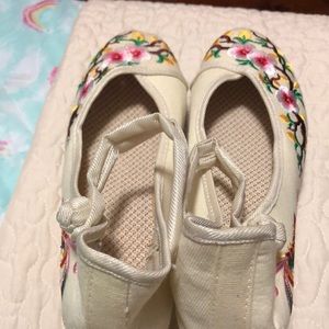 A pair of shoes size 7